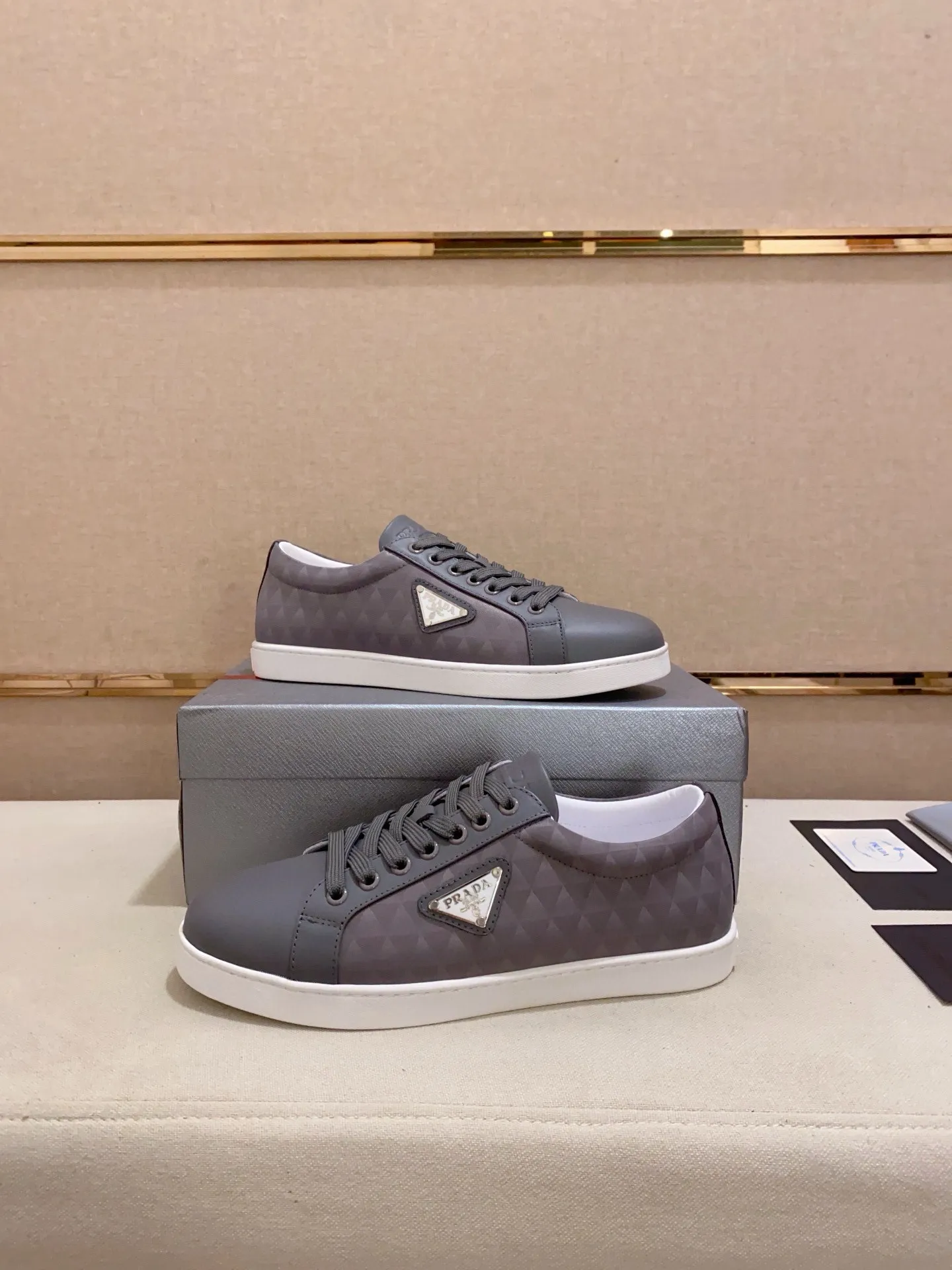 Men's shoes 💰 580💰 ✔️✔️✔️High-quality new PRADA counters are launched at the same time. The new men's shoes and 😘fabrics are selected from first-layer cowhide and are made by pure handicrafts. Lining: Full cowhide lining. 👍🏿 High-end ☄️ air-cushion molded anti-slip rubber outsole, exquisite lines, simple and elegant, comfortable and high-end for leisure travel. Code number: 38 to 44 (45 can be customized)